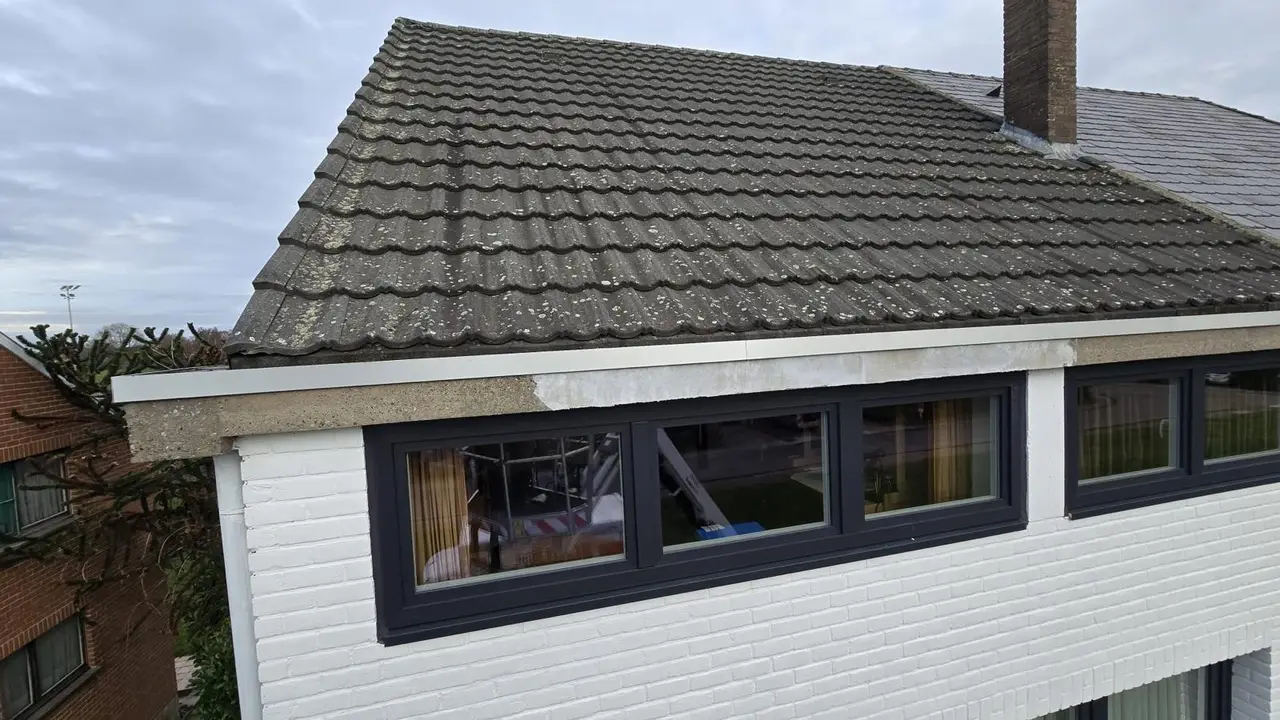 Toiture en tuiles — avant travaux